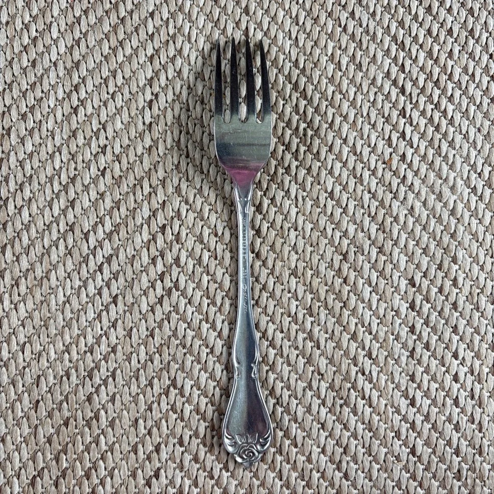 Oneida  Arbor True Rose Dinner Fork 7 1/4